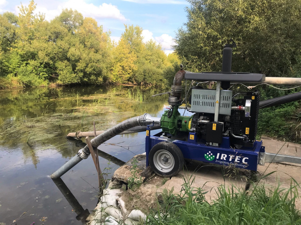 Подача воды из источника на поле Подача воды из источника на поле