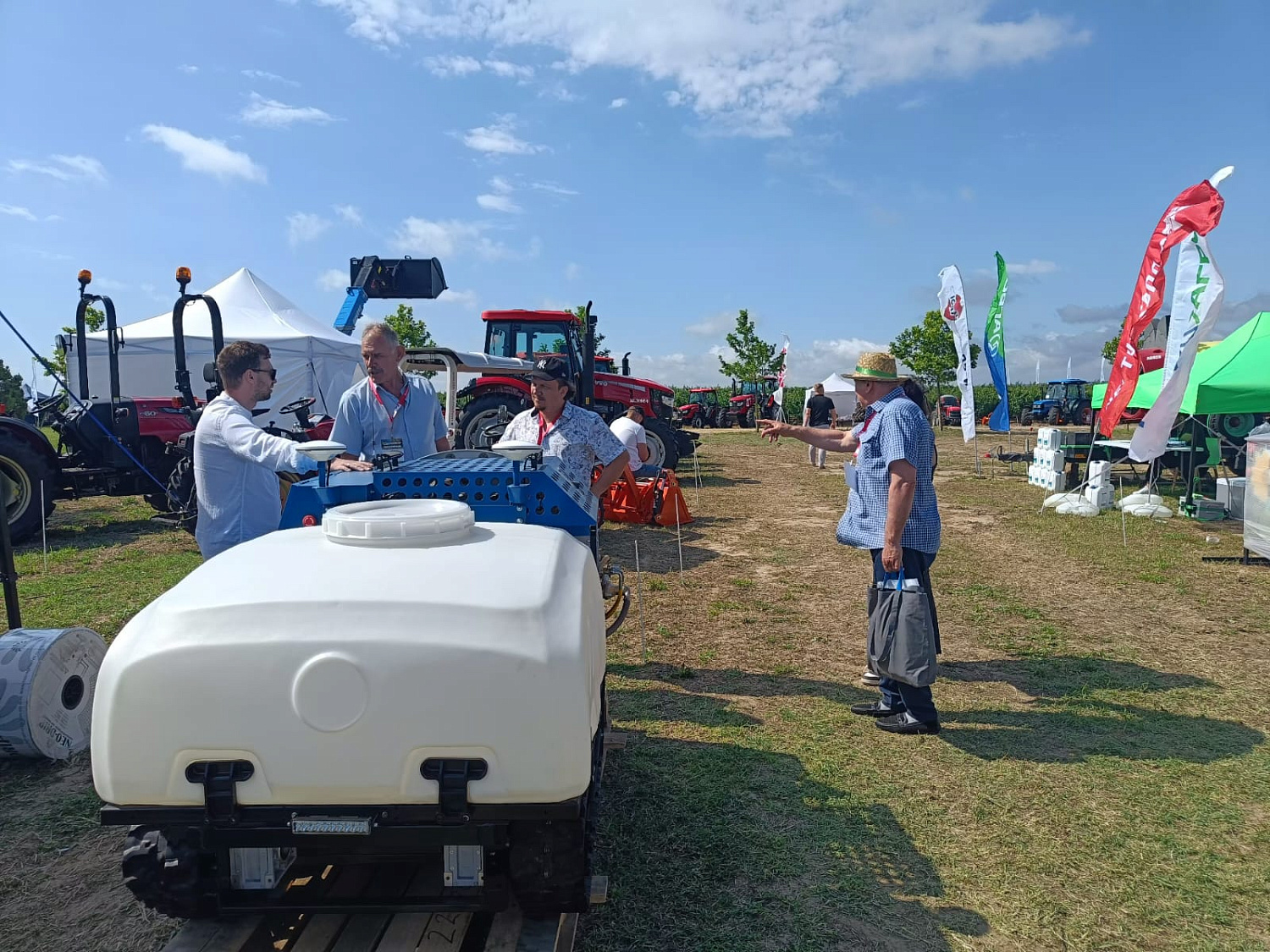 Компания «Новый век агротехнологий» посетила выставку "Всероссийский день поля для виноградарей"