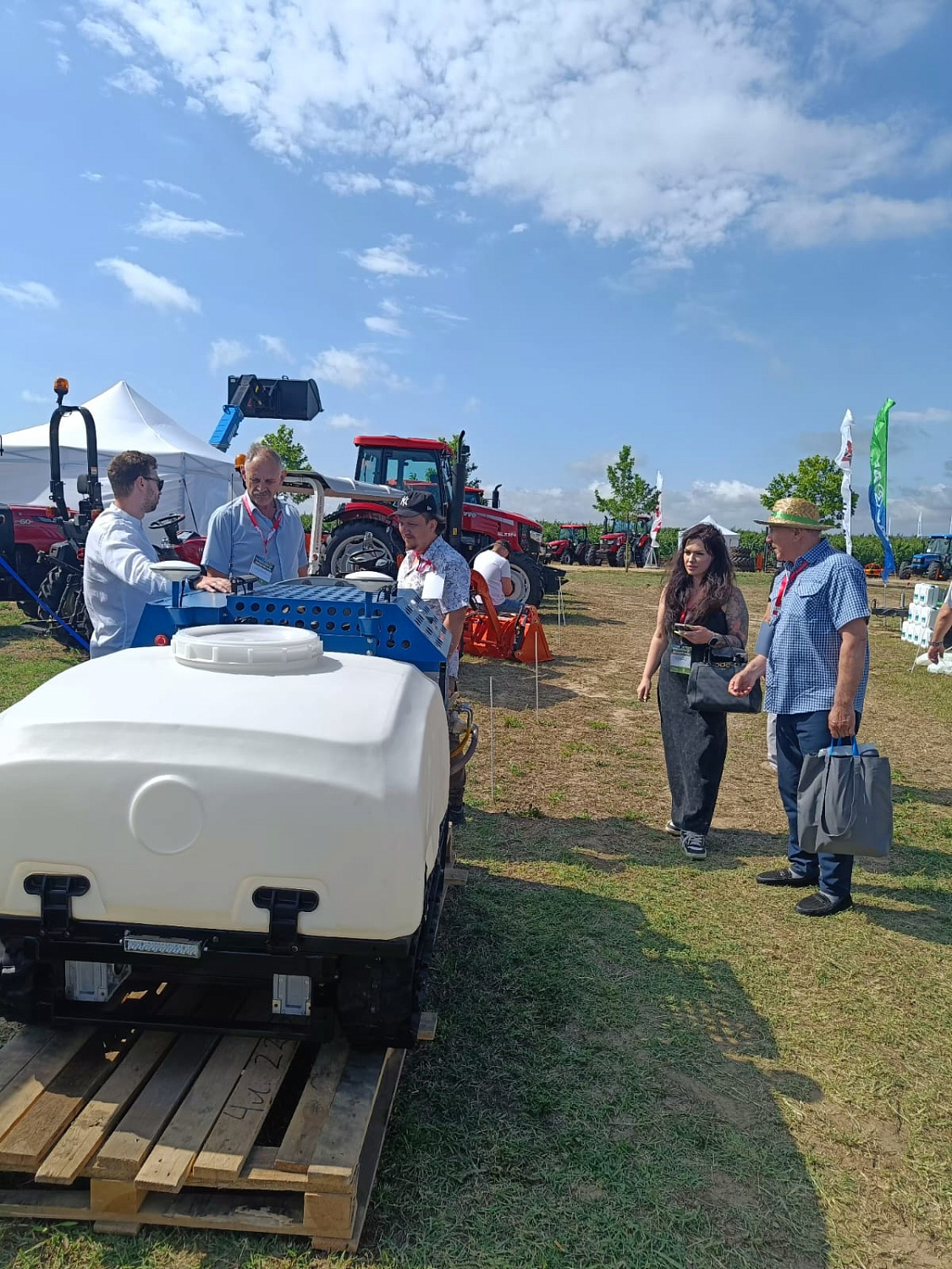 Компания «Новый век агротехнологий» посетила выставку "Всероссийский день поля для виноградарей"